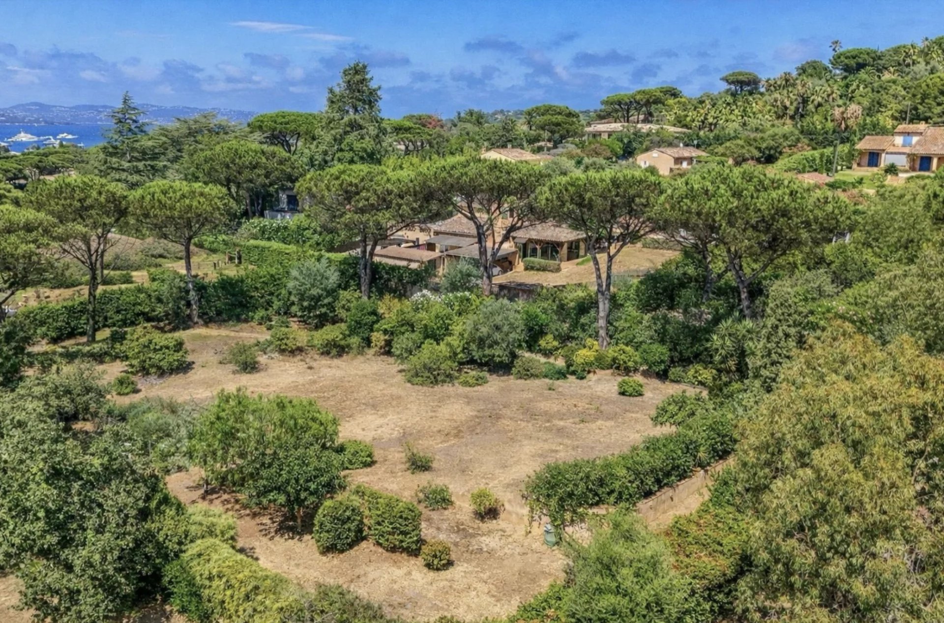Terrain Pepinet : Terrain constructible de 2 800 m² au calme – Saint-Tropez