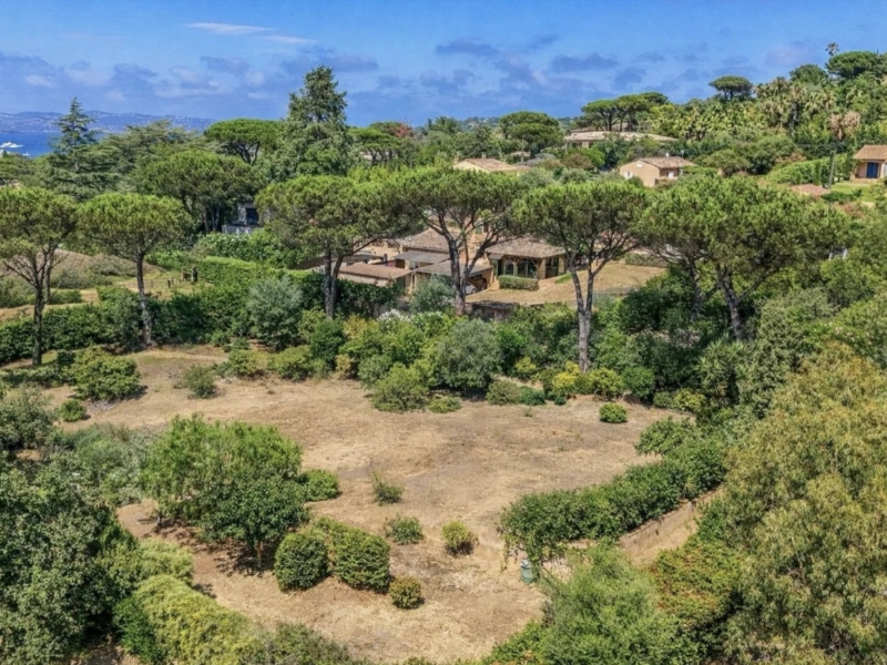 Terrain Pepinet : Terrain constructible de 2 800 m² au calme – Saint-Tropez