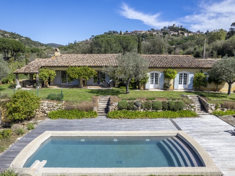 Villa NICOCHRIS : Charmante villa provençale avec piscine au cœur d’un cadre naturel – Grimaud